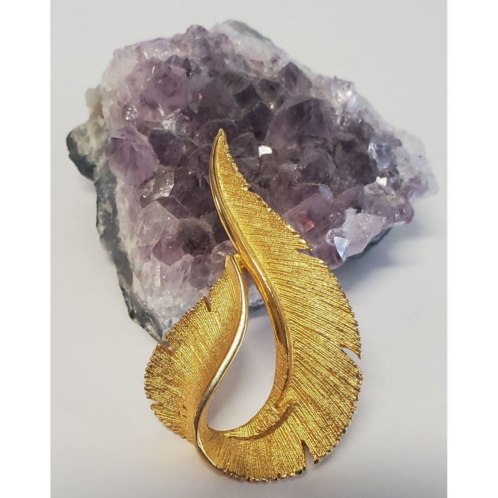 VTG Sarah Coventry Brooch Brushed Gold Feather Pin Teardrop Shaped Signed Back